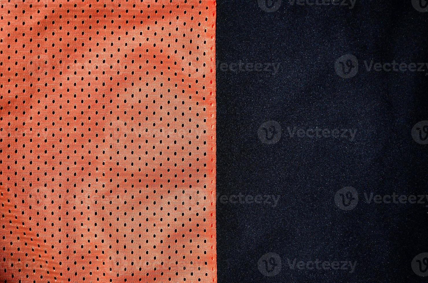 fundo de textura de tecido de roupas esportivas. vista superior da superfície têxtil de pano de nylon de poliéster vermelho. camisa de basquete colorida com espaço livre para texto foto