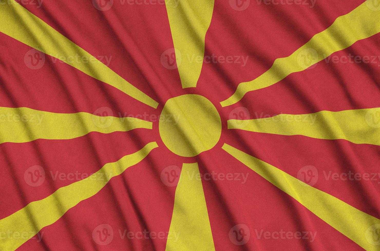 a bandeira da macedônia é retratada em um tecido esportivo com muitas dobras. bandeira da equipe esportiva foto