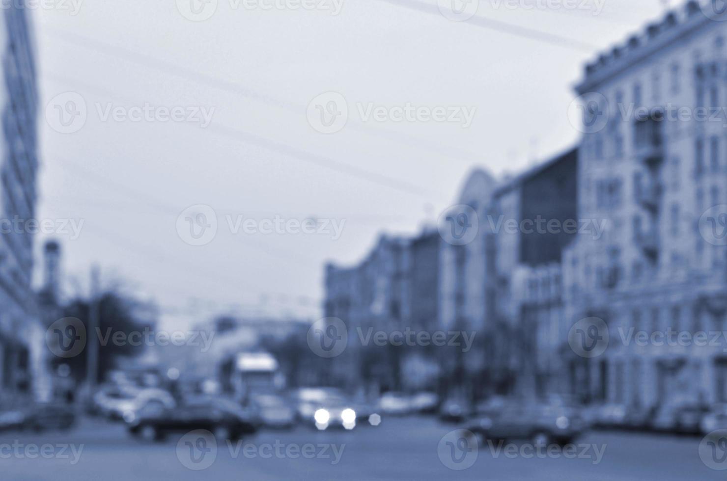 paisagem borrada com uma estrada da cidade durante o tráfego foto