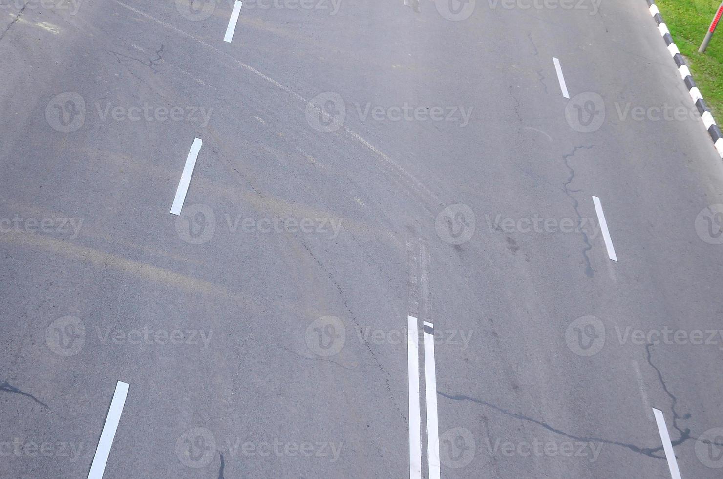 estrada de asfalto ruim danificada com buracos. conserto de asfalto foto