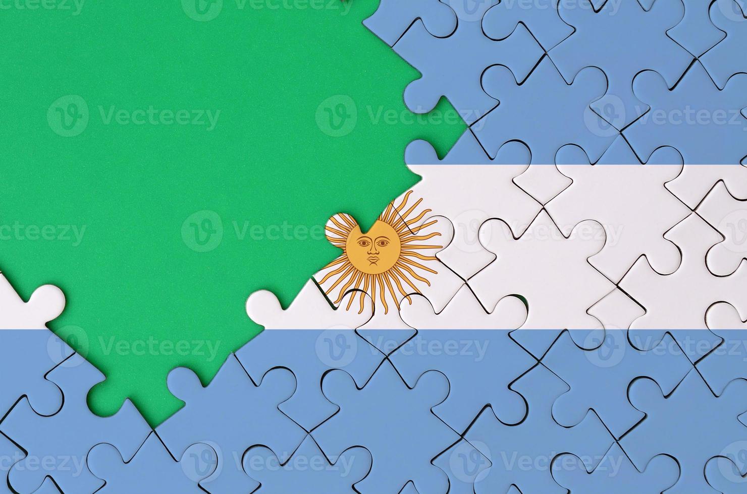 a bandeira da argentina é retratada em um quebra-cabeça completo com espaço de cópia verde livre no lado esquerdo foto