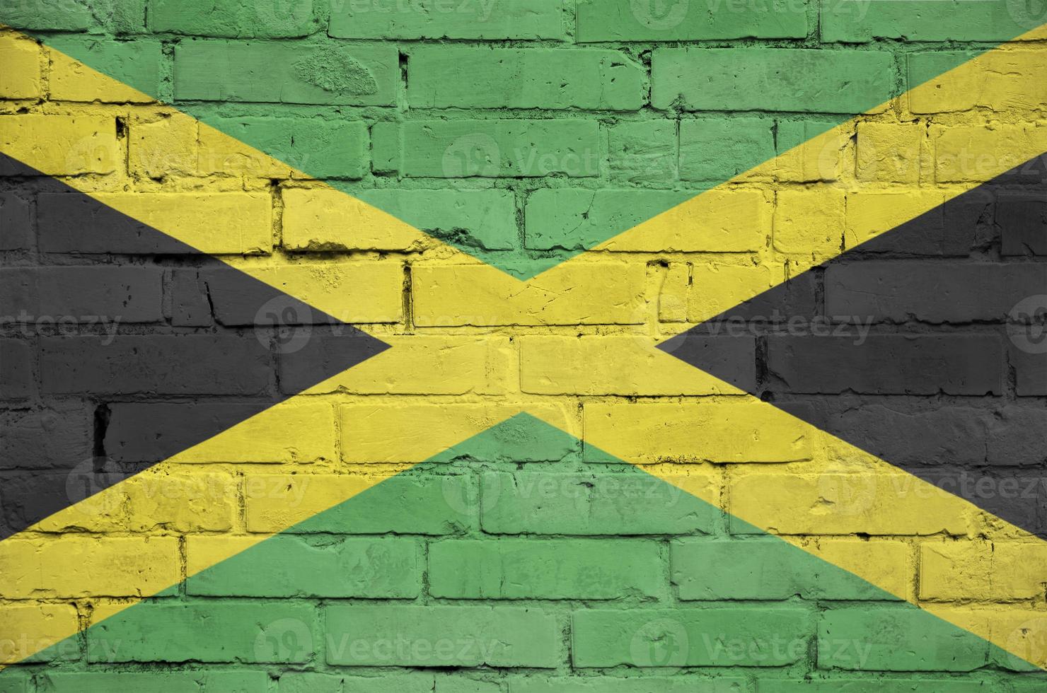 bandeira da jamaica é pintada em uma parede de tijolos antigos foto