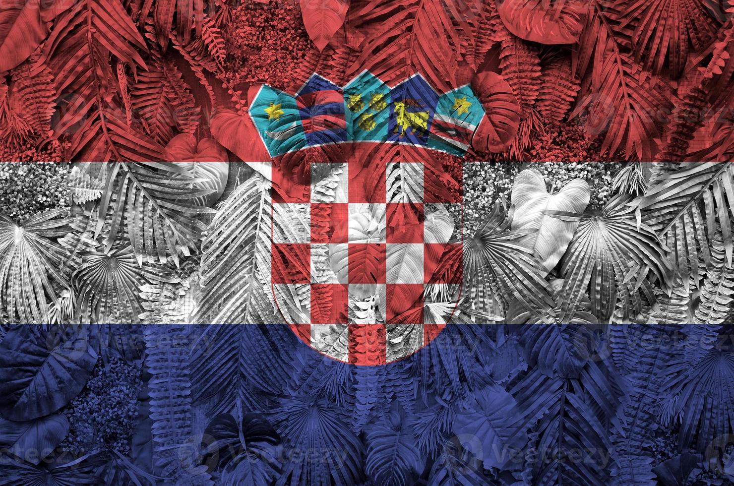 bandeira da croácia retratada em muitas folhas de palmeiras monstera. pano de fundo na moda foto