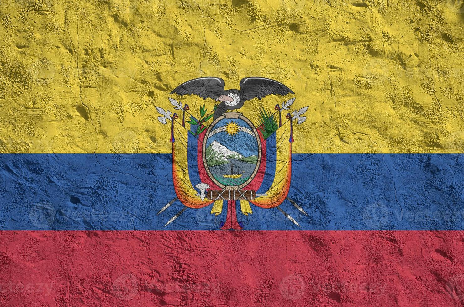 bandeira do equador retratada em cores brilhantes de tinta na parede de reboco em relevo antigo. banner texturizado em fundo áspero foto