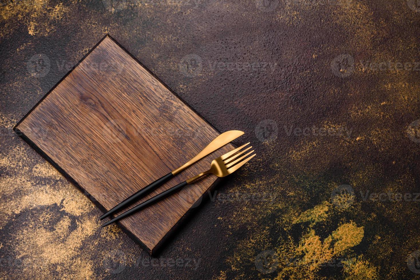 uma placa de cerâmica marrom vazia em um fundo marrom de concreto escuro foto