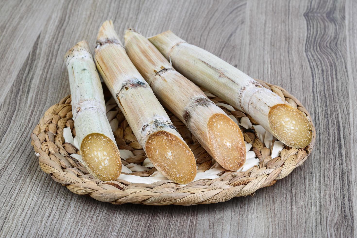 palitos de açúcar na madeira foto