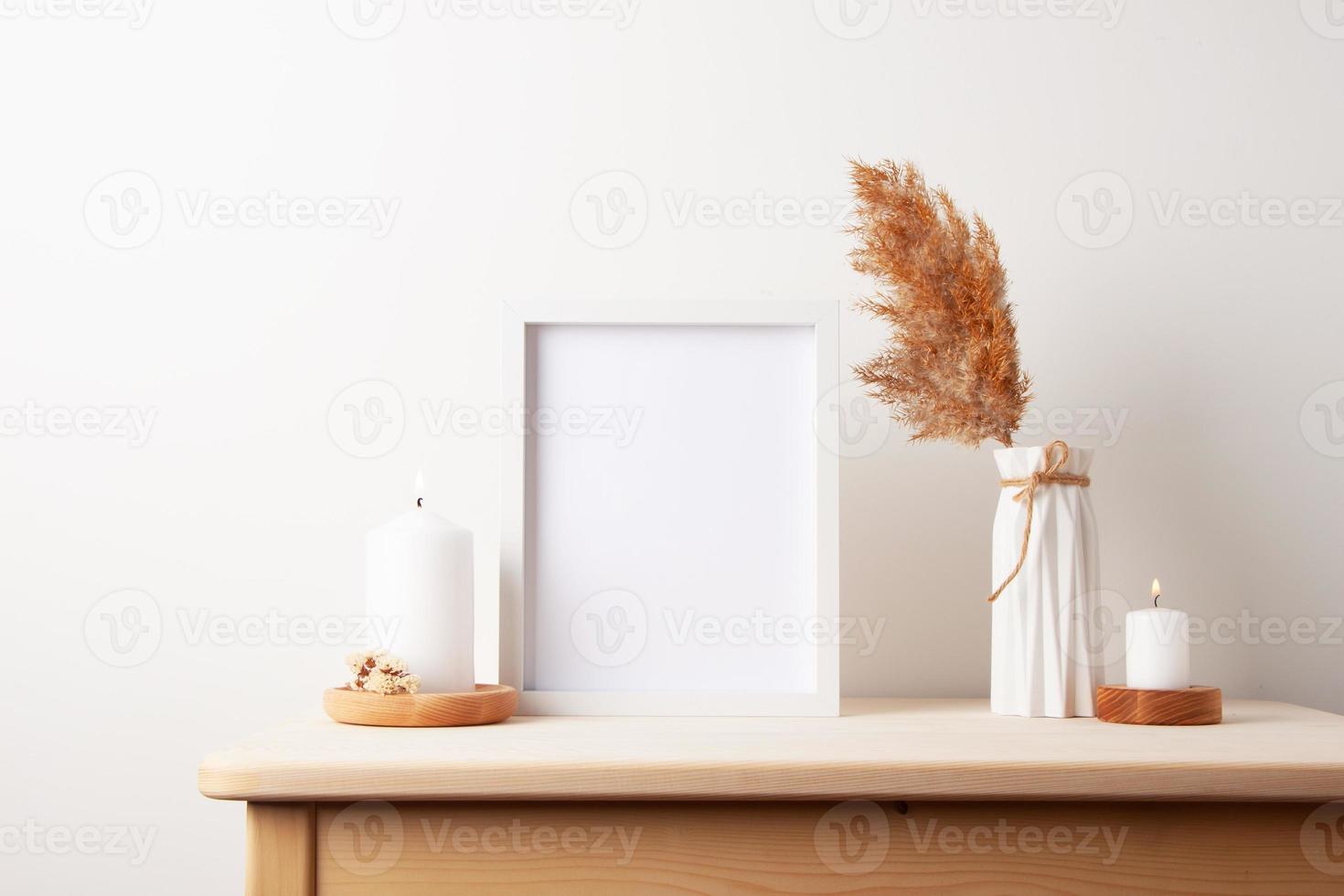decoração de casa com moldura branca simulada na mesa. vitrine de obras de arte. estilo escandinavo, copie o espaço foto