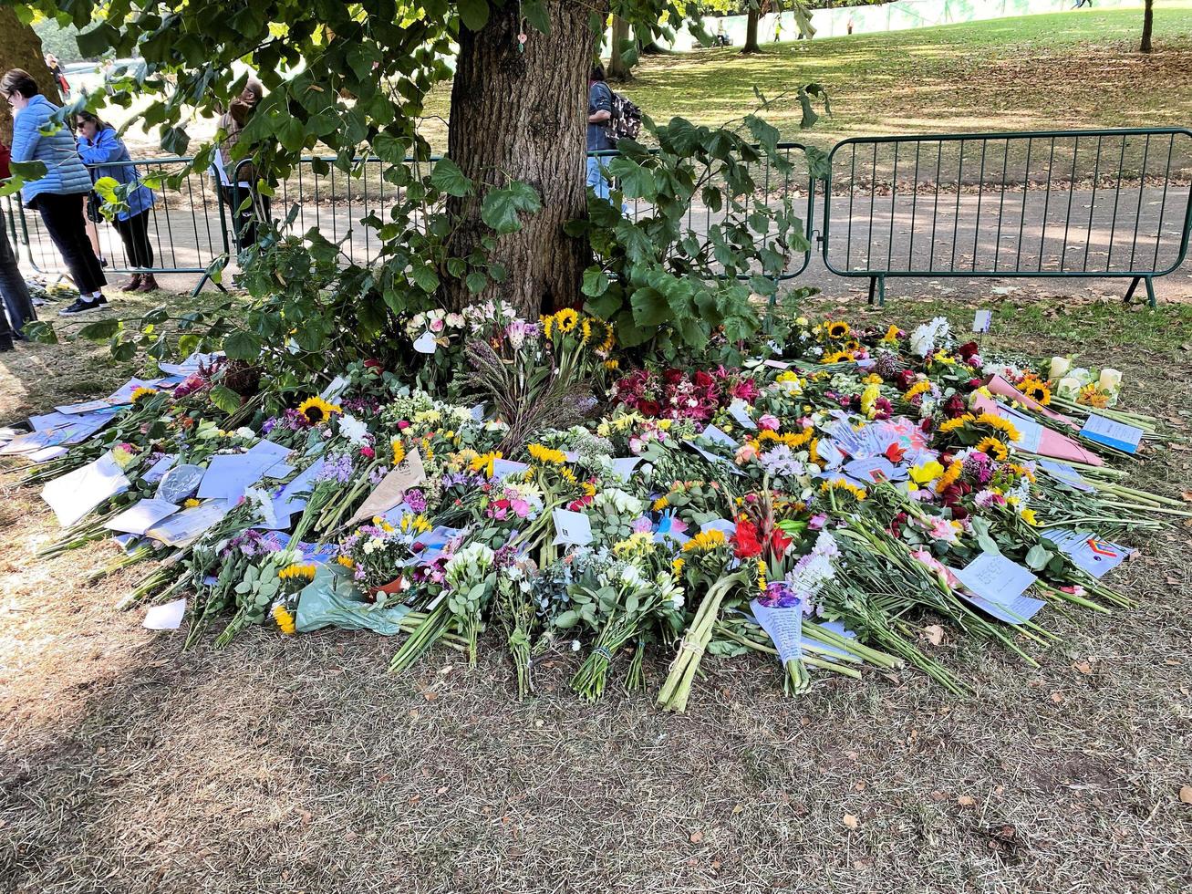 londres no reino unido em setembro de 2022 tributos florais à rainha no parque verde em londres foto