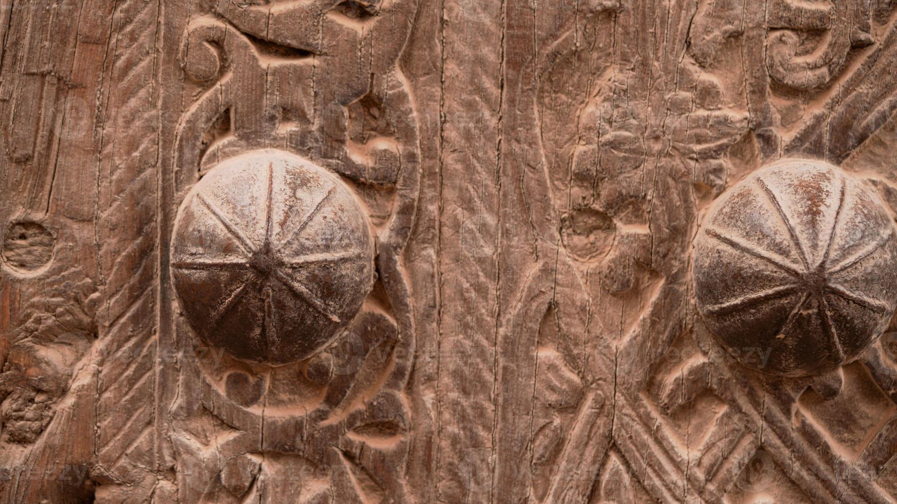 um close up de maçanetas de metal ornamentado em uma antiga fortaleza na ásia central. Uzbequistão, Bucara foto