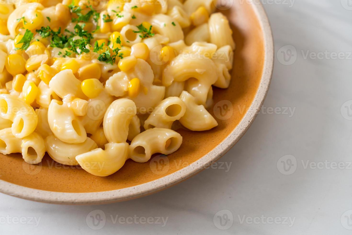 macarrão com queijo de milho cremoso no prato foto