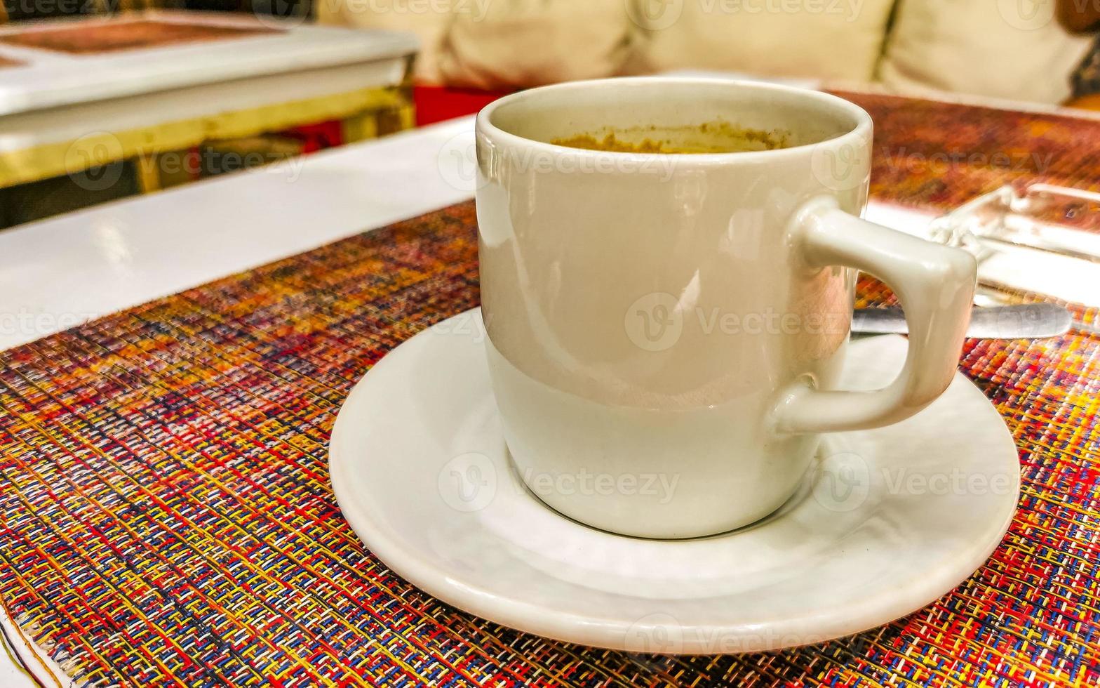 xícara de café preto americano no restaurante méxico. foto