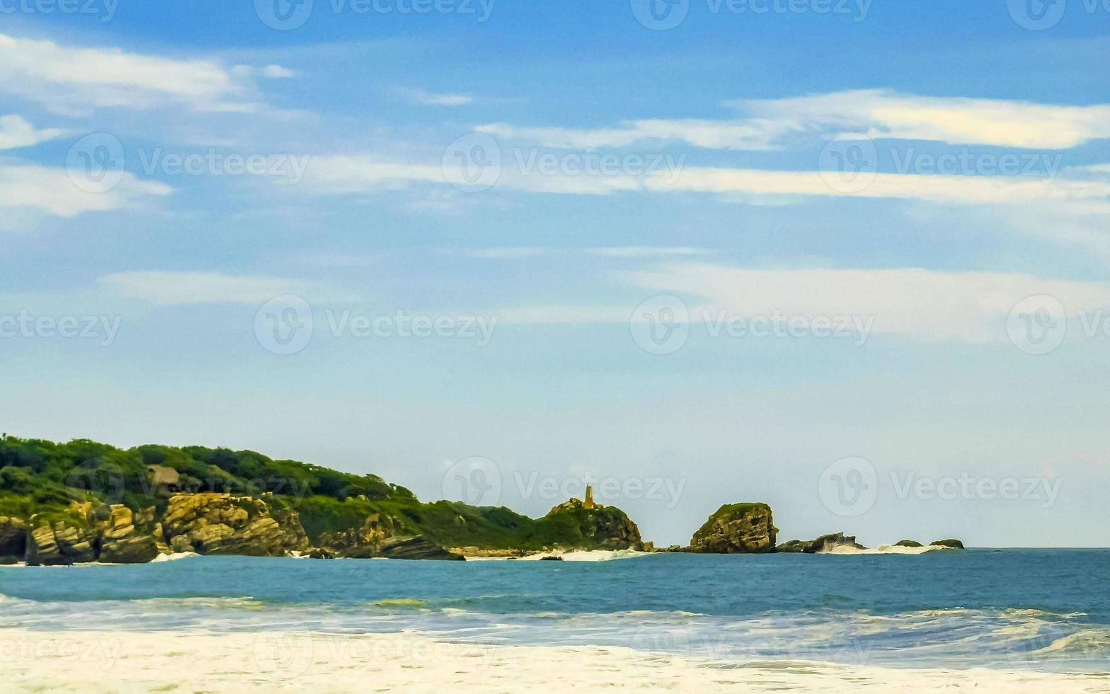 praia com belas ondas enormes de surfista puerto escondido méxico. foto