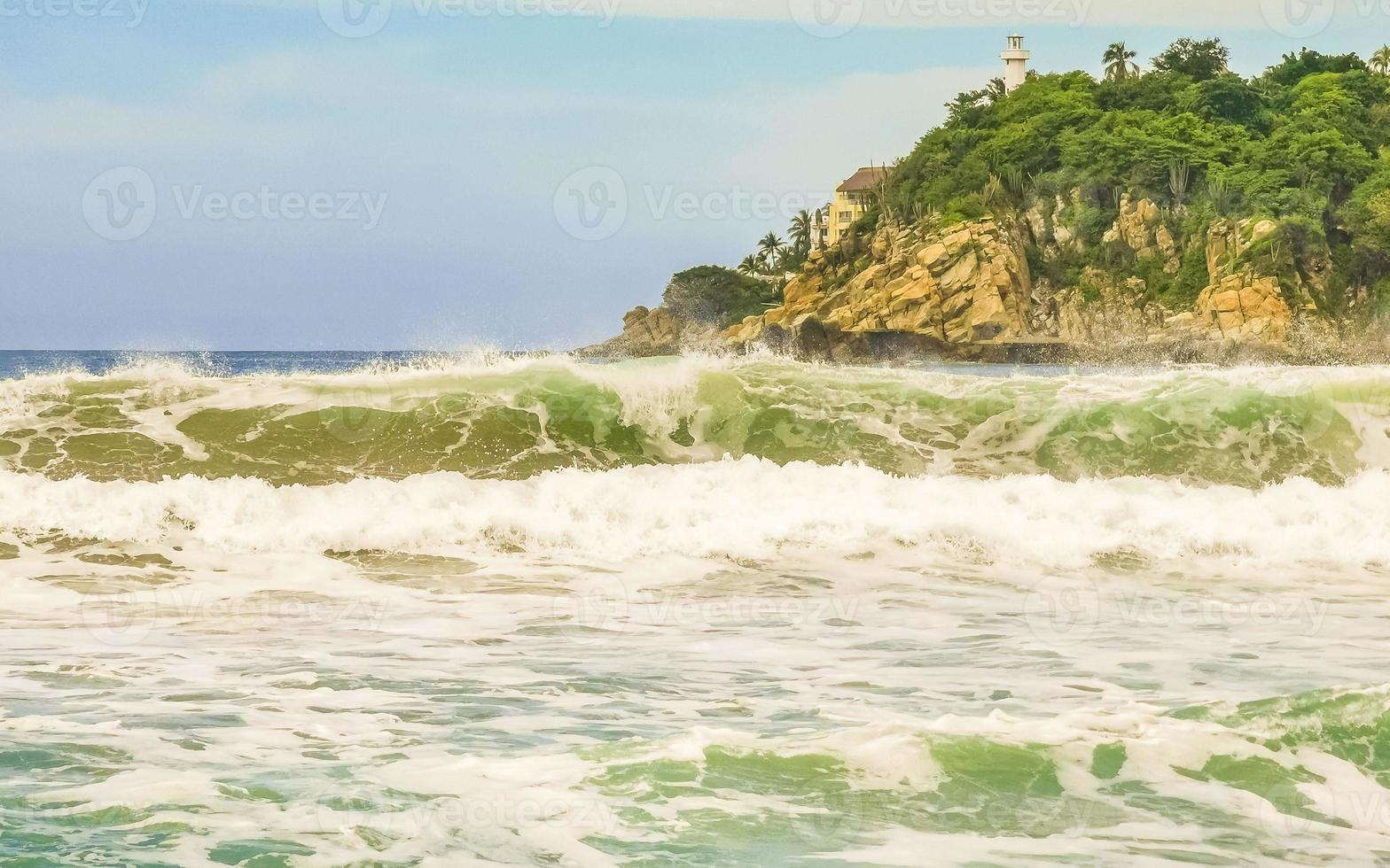 extremamente grandes ondas de surfista na praia puerto escondido méxico. foto