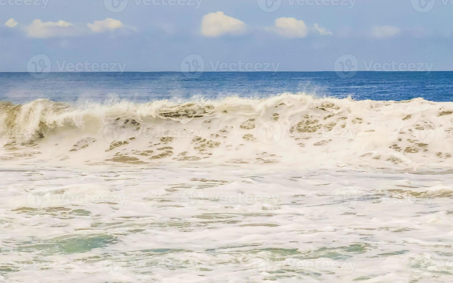 extremamente grandes ondas de surfista na praia puerto escondido méxico. foto