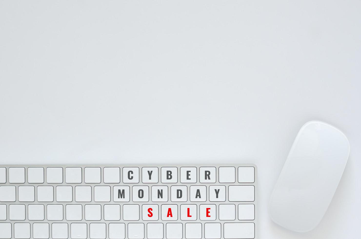 postura plana de teclado e mouse em fundo branco para o conceito de venda online cyber segunda-feira. foto