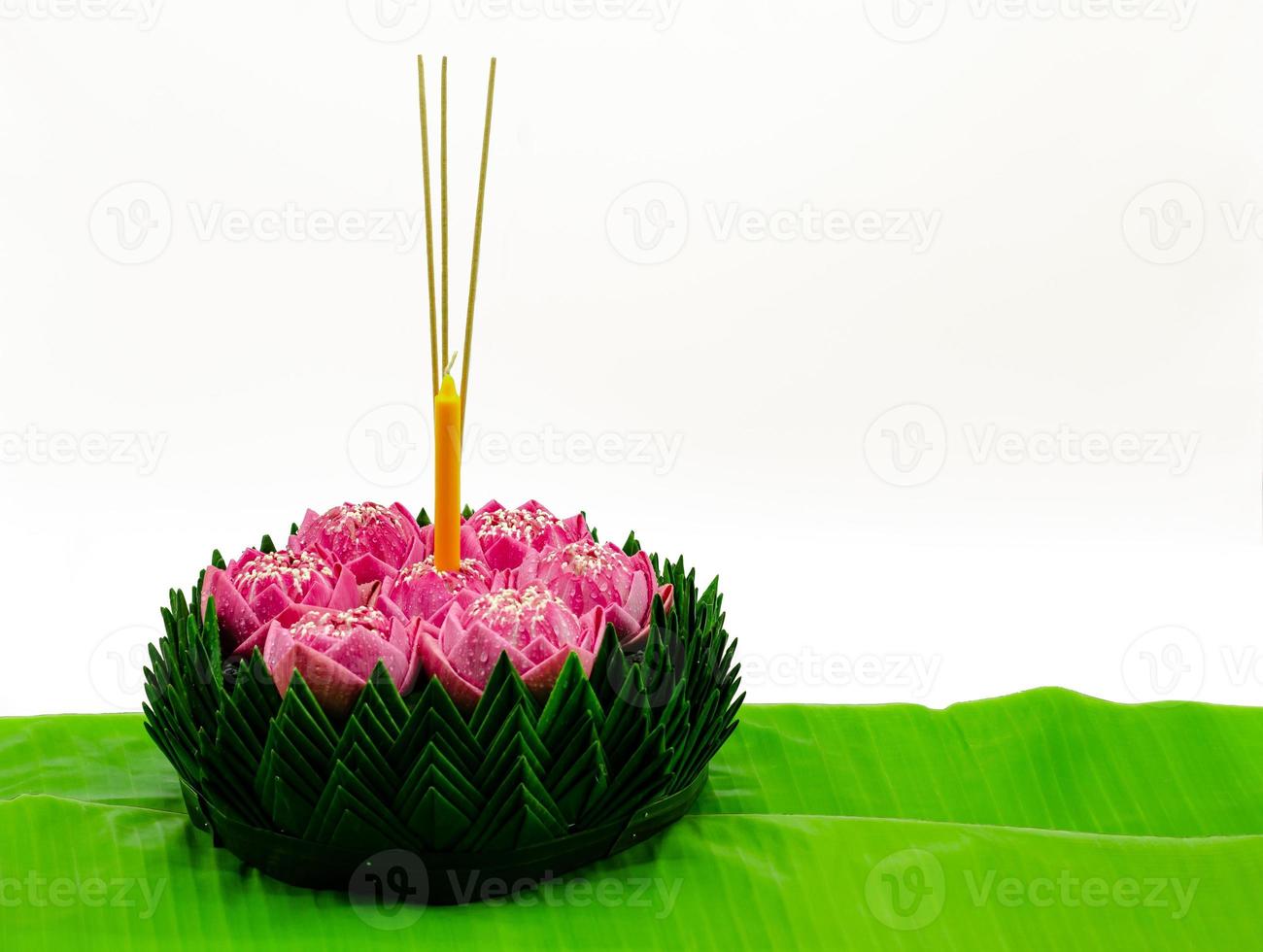 folha de bananeira krathong com 3 incensos e vela decora com flor de lótus rosa para lua cheia da Tailândia ou festival loy krathong. foto