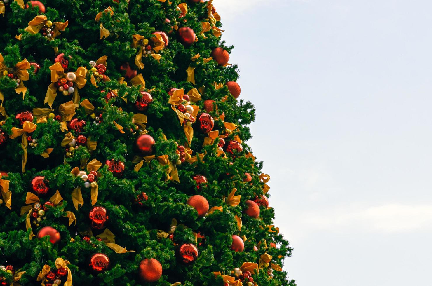 a árvore de natal decora com muitos ornamentos para o festival de férias de natal. foto