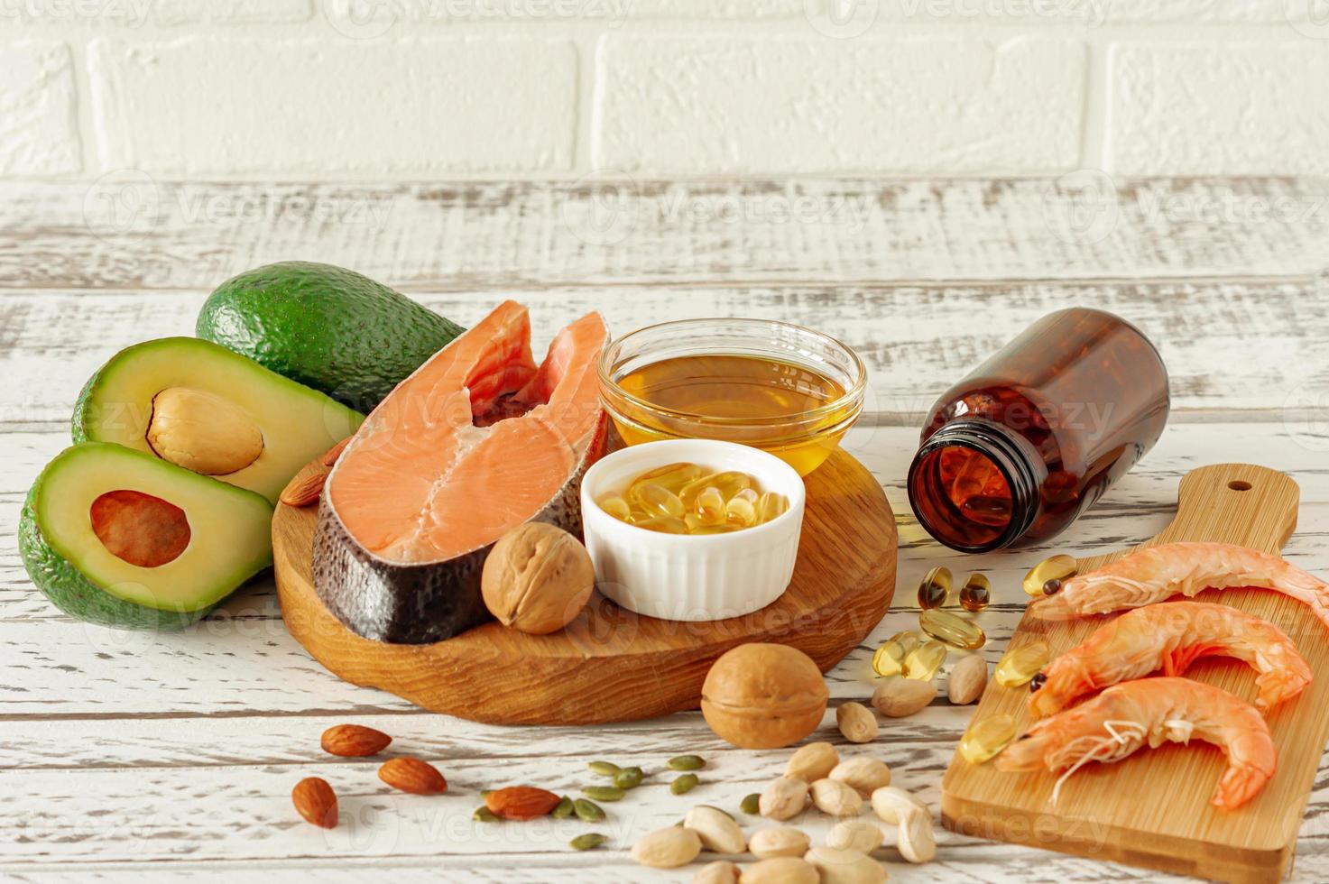 fontes animais e vegetais de ácidos ômega-3. conceito de dieta equilibrada. variedade de alimentos saudáveis na mesa de madeira foto