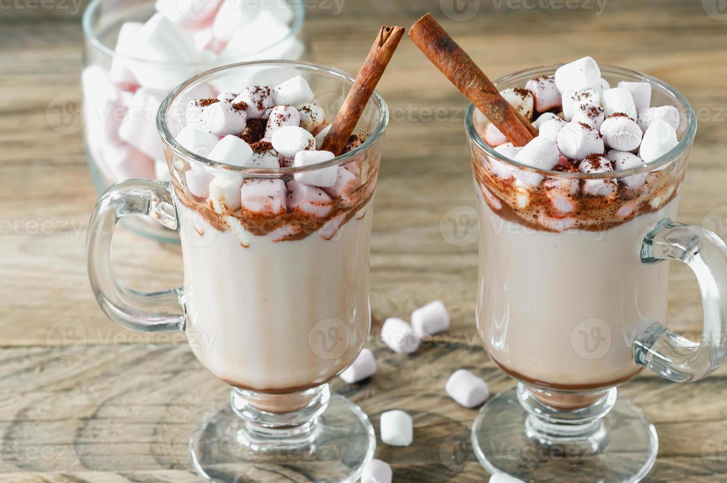 chocolate quente ou bebida de chocolate com marshmallow em caneca de vidro na mesa de madeira. conceito de férias aconchegantes de natal e ano novo, copie o espaço foto