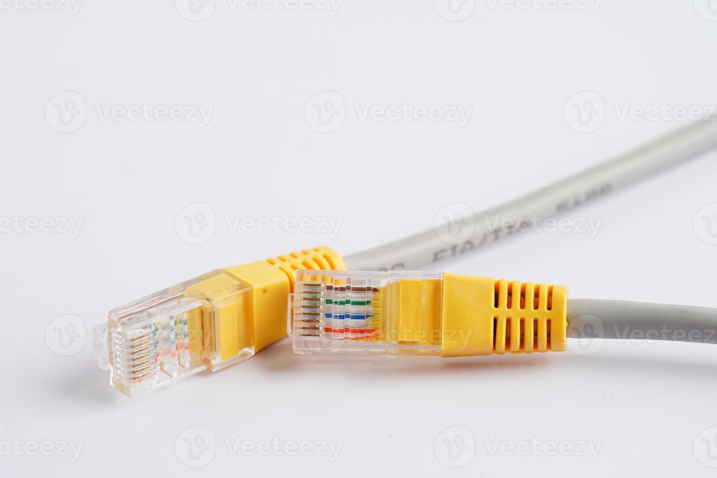 rede de conexão de internet por cabo lan, cabo ethernet conector rj45. foto