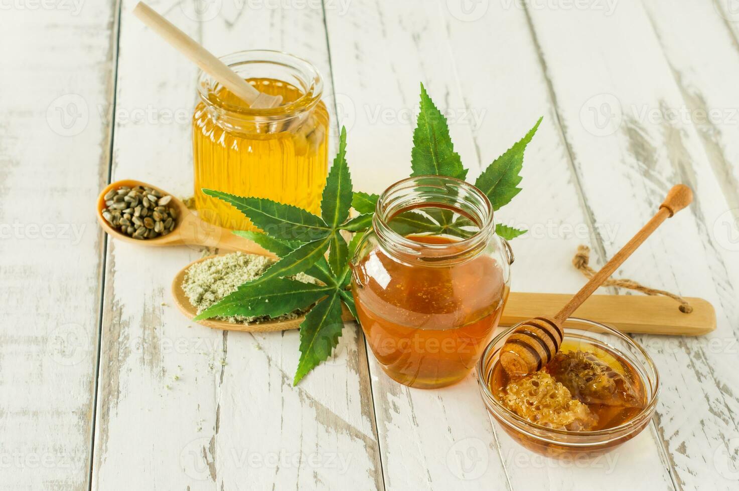 honew orgânico fresco com folhas e sementes mais profundas e de cannabis na mesa de madeira. alimentação saudável medicina alternativa foto