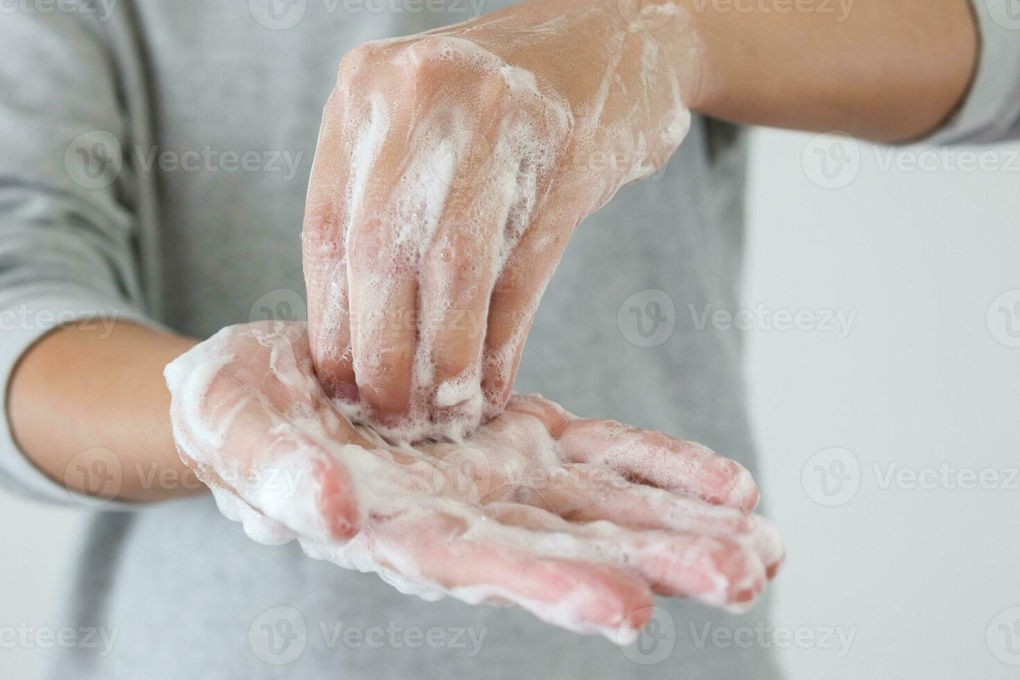 homem lavar as mãos com sabão para o conceito de prevenção do vírus corona covid-19 foto