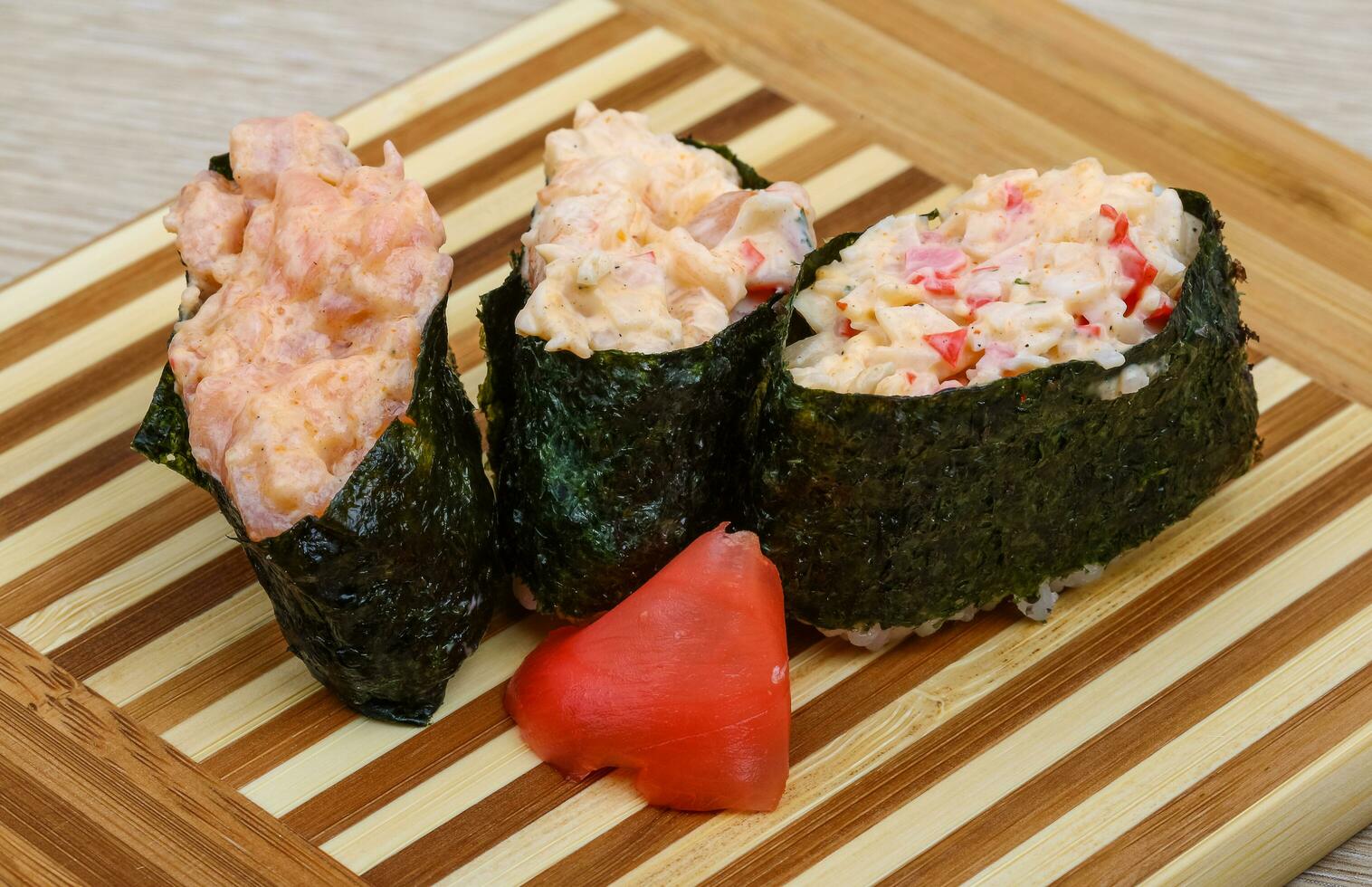 sushi gunkan na placa de madeira e fundo de madeira foto