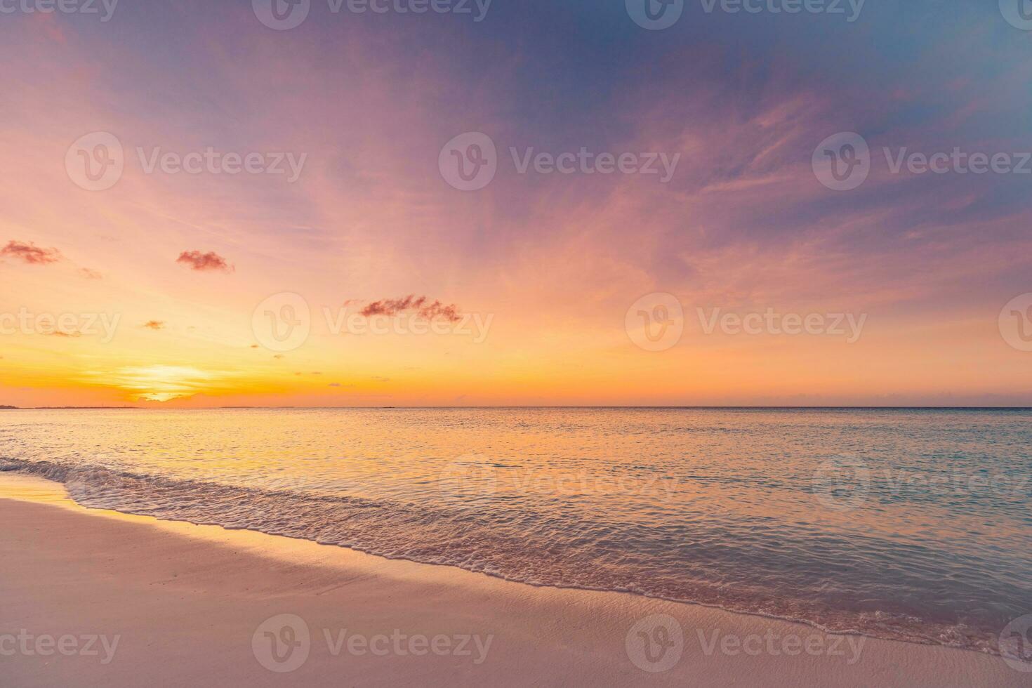 closeup praia de areia do mar. paisagem panorâmica da praia. inspire o horizonte da paisagem marinha de uma praia tropical. laranja e dourado do sol céu calma tranquilo e relaxante luz solar clima de verão. faixa de férias viagens de férias foto