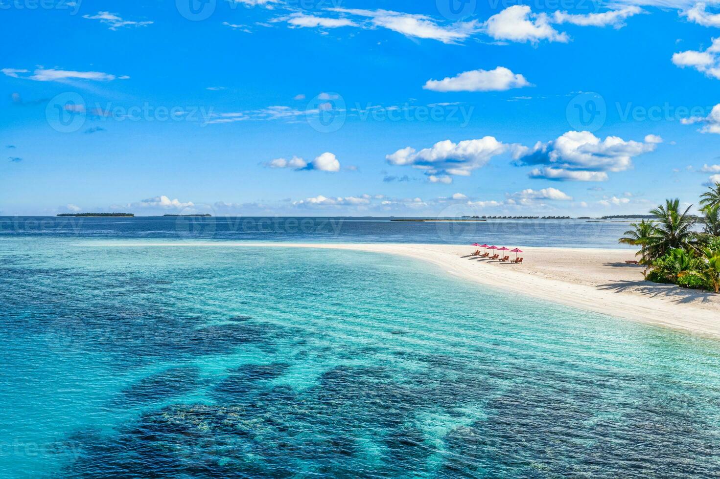 incrível céu de areia do mar tranquilo. turismo de viagens recreativas de verão. vista aérea da paisagem com cadeiras e guarda-sóis na praia da ilha paradisíaca, à beira-mar. férias de resort, natureza exótica. belos trópicos foto