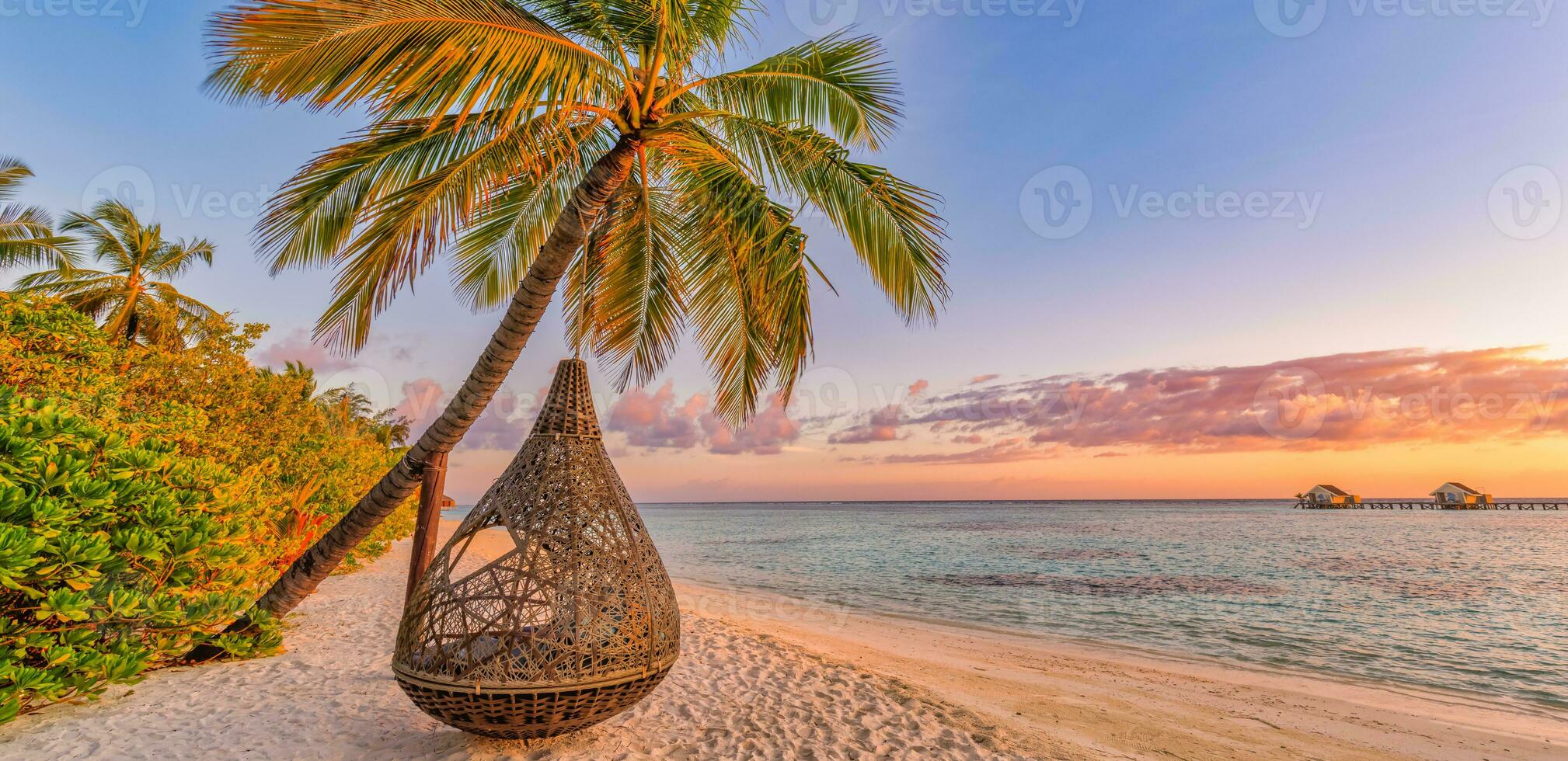 fundo de praia do sol tropical como panorama de paisagem de verão com balanço de praia ou rede e areia branca e banner de praia de mar calmo. férias de cena de praia perfeita ou conceito de férias de verão foto