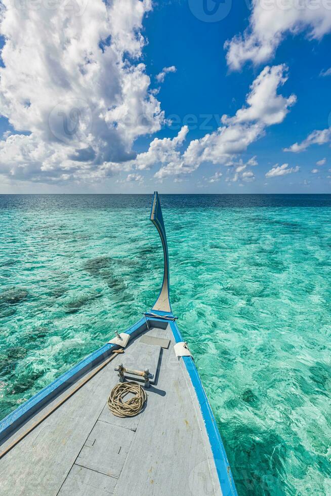 incrível design de praia das maldivas. Maldivas barco tradicional dhoni frente. mar azul perfeito com lagoa oceânica. conceito de paraíso tropical de luxo. bela paisagem de viagens de férias. lagoa oceânica tranquila foto