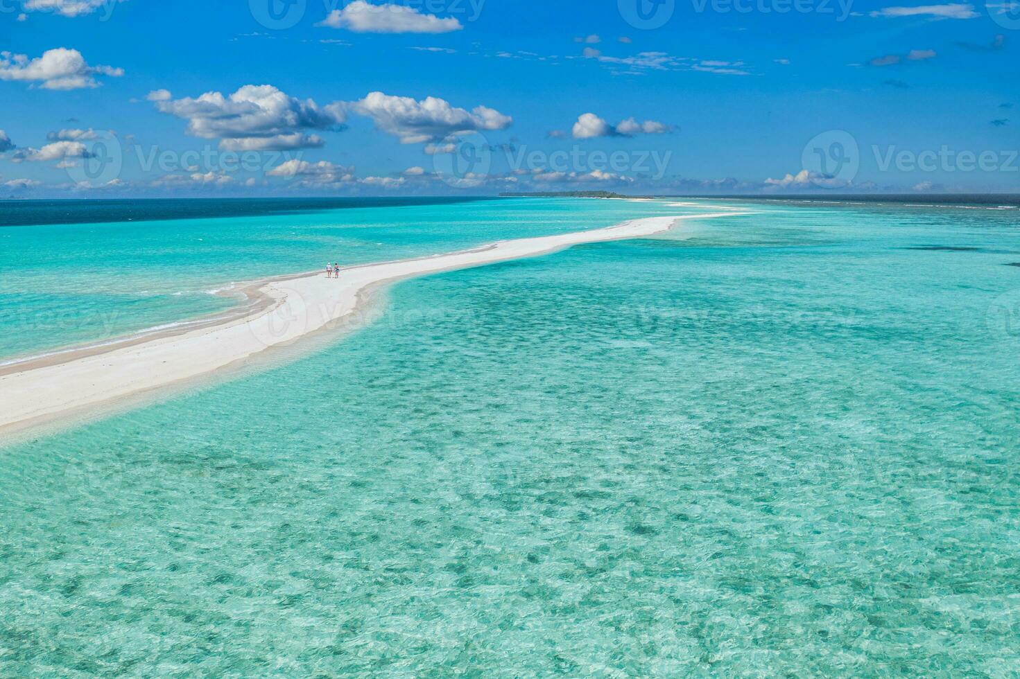 bela vista aérea das maldivas e praia tropical. conceito de viagens e férias. vista panorâmica do banco de areia exótico com lagoa oceânica, recife de coral. destino de férias de luxo, banner vertical de turismo foto