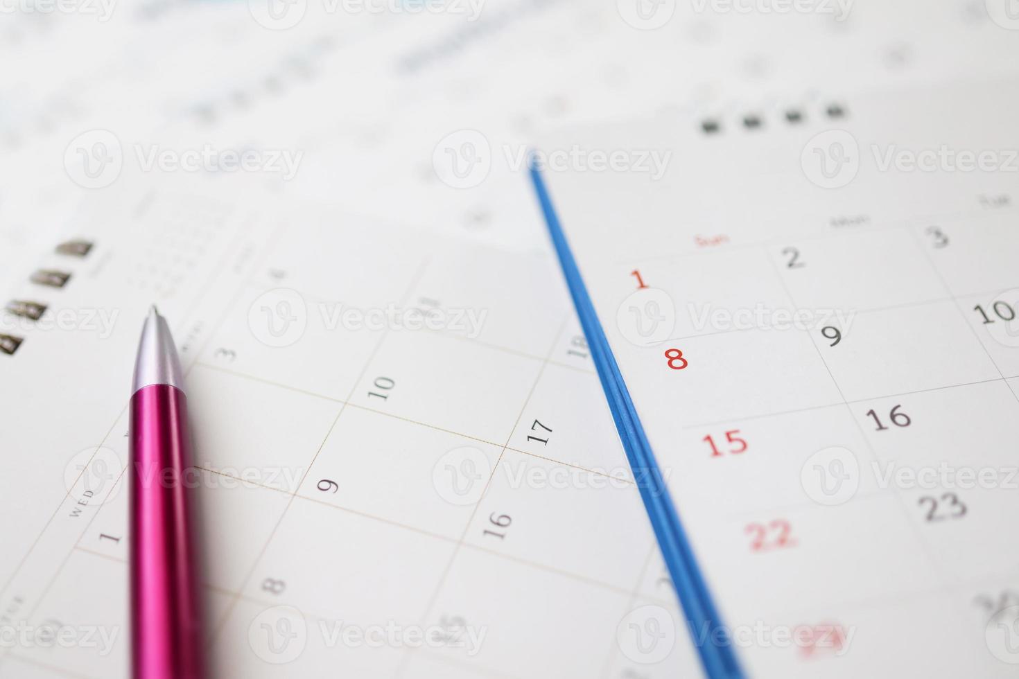 página do calendário com caneta fechar conceito de reunião de planejamento de negócios de fundo foto