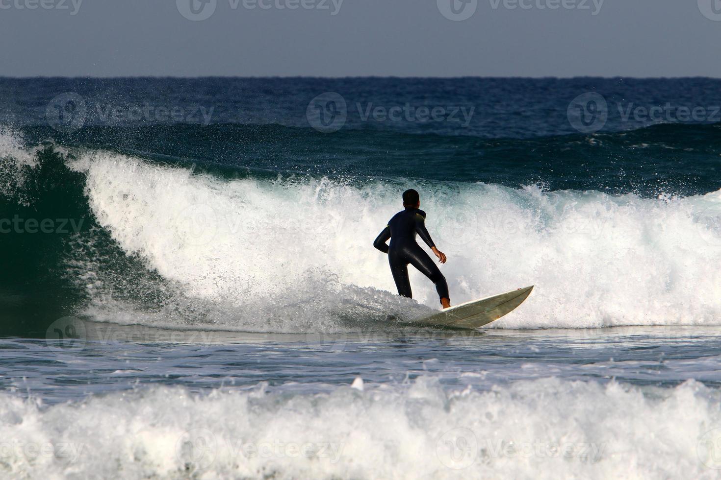 surfando em ondas altas no mar mediterrâneo no norte de israel. foto