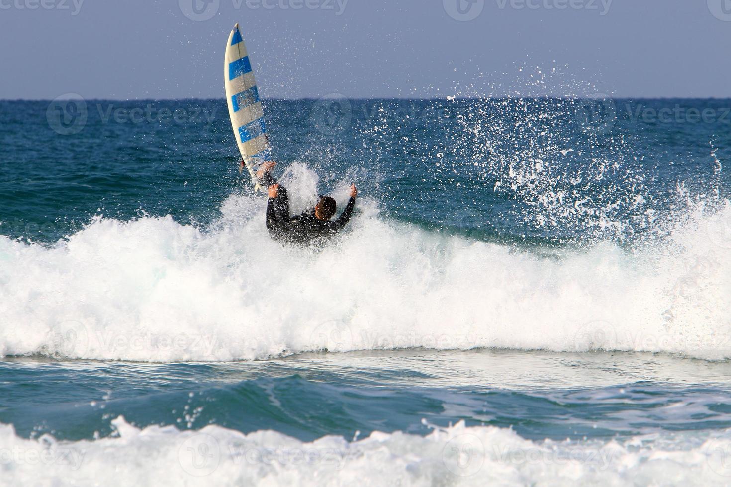 surfando em ondas altas no mar mediterrâneo no norte de israel. foto