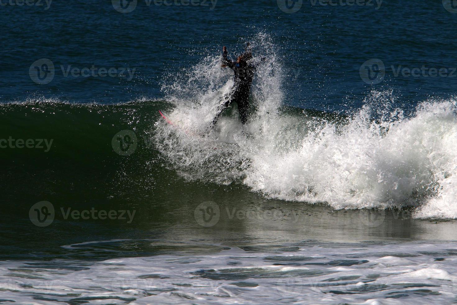 surfando em ondas altas no mar mediterrâneo no norte de israel. foto