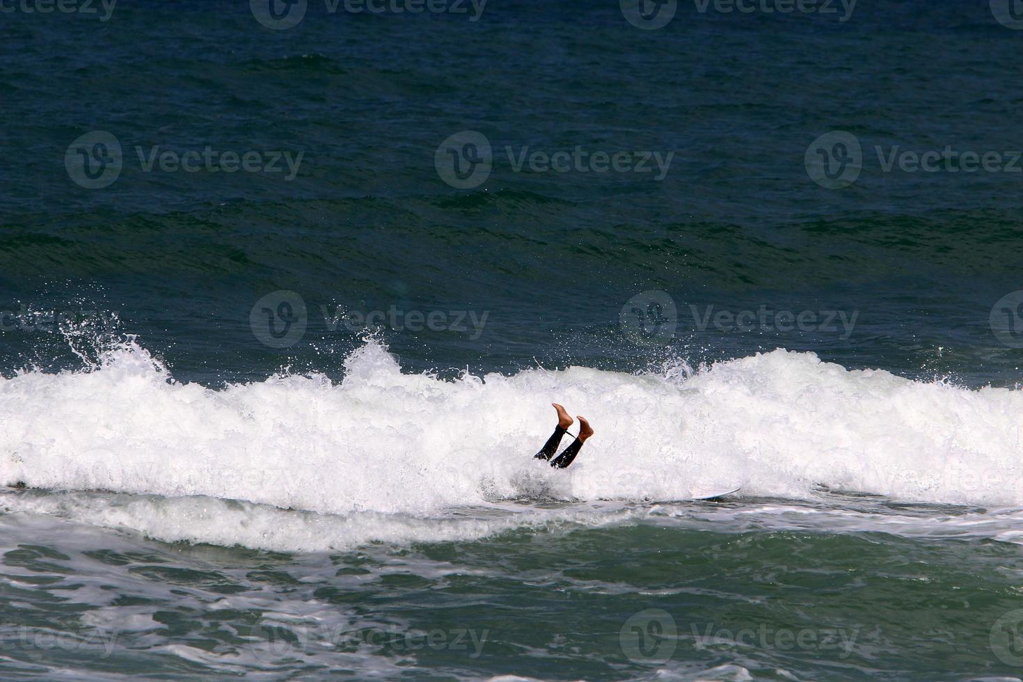 surfando em ondas altas no mar mediterrâneo no norte de israel. foto