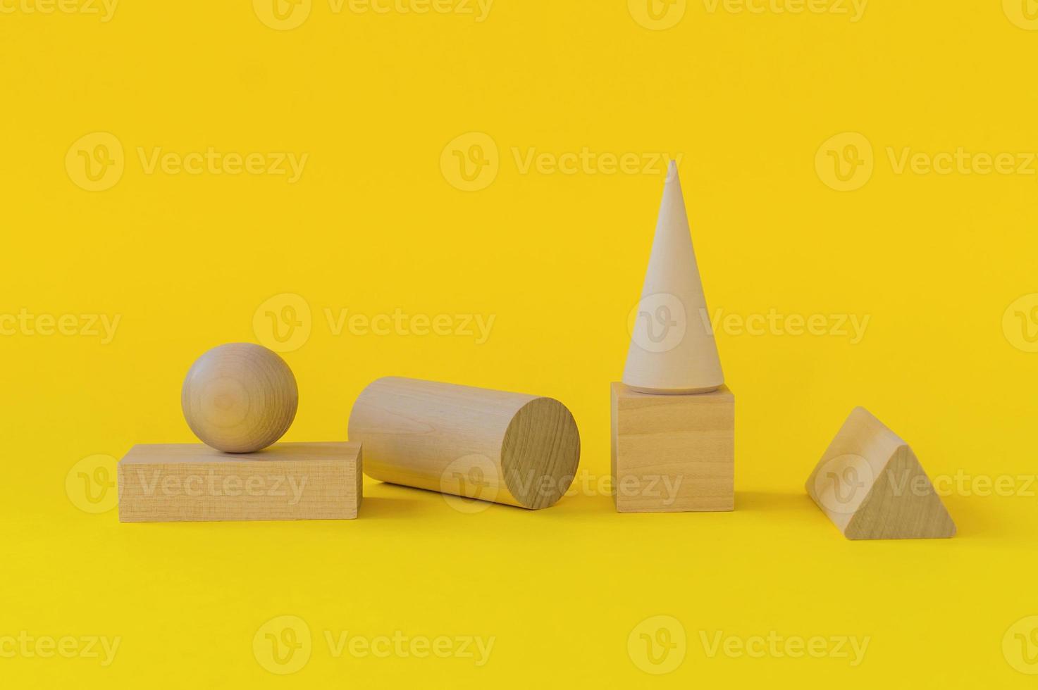 formas geométricas de madeira em um fundo amarelo. aprendizagem pré-escolar foto