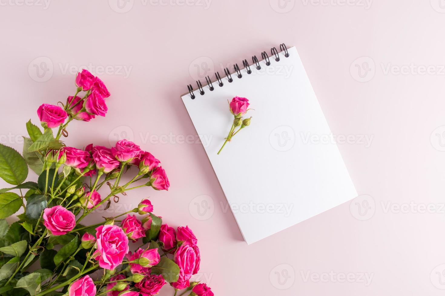 composição de primavera com flores e um notebook em uma primavera preta com um espaço vazio para o seu texto. vista do topo. fundo pastel. foto