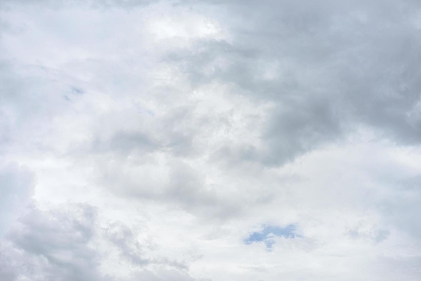 nuvens brancas e fundo do céu bue com espaço de cópia para papel de parede ou banner foto