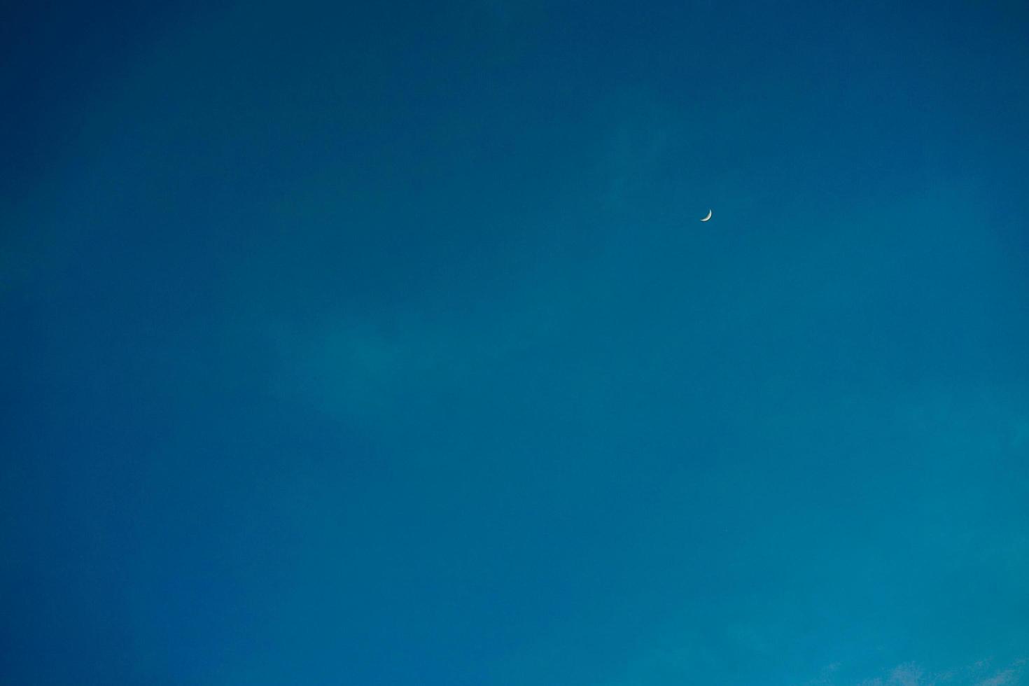 lua crescente com espaço de cópia de céu azul vazio para fundo de banner ou papel de parede foto