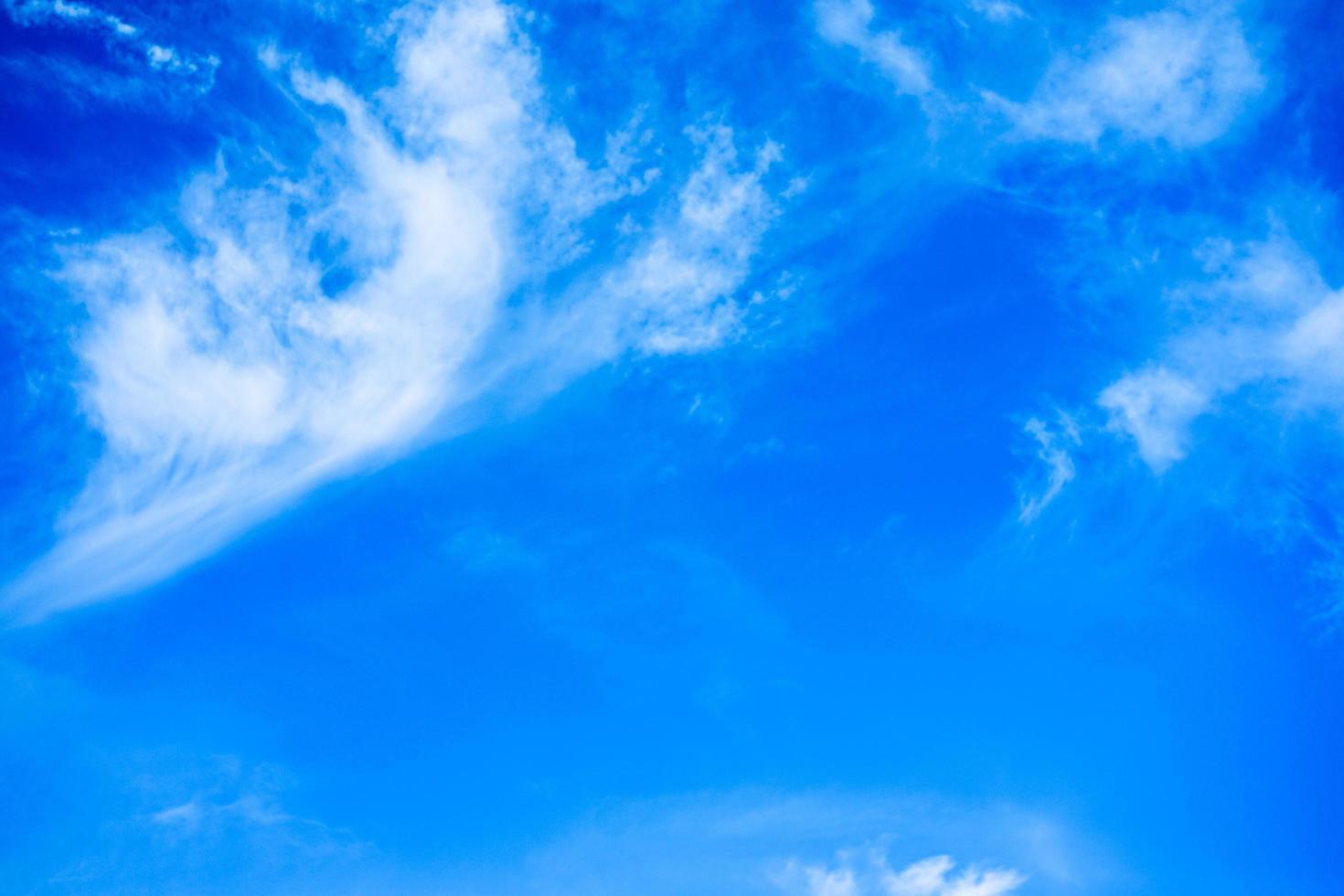 natural de nuvens brancas no céu azul com espaço de cópia para fundo de banner ou papel de parede. conceito de liberdade foto