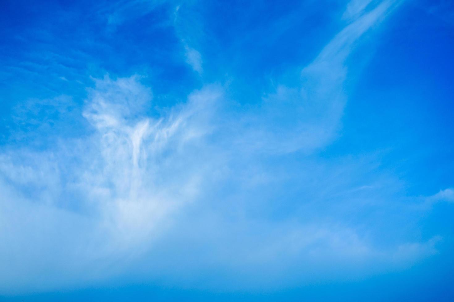 papel de parede de nuvens brancas no céu azul com espaço de cópia para fundo de banner foto