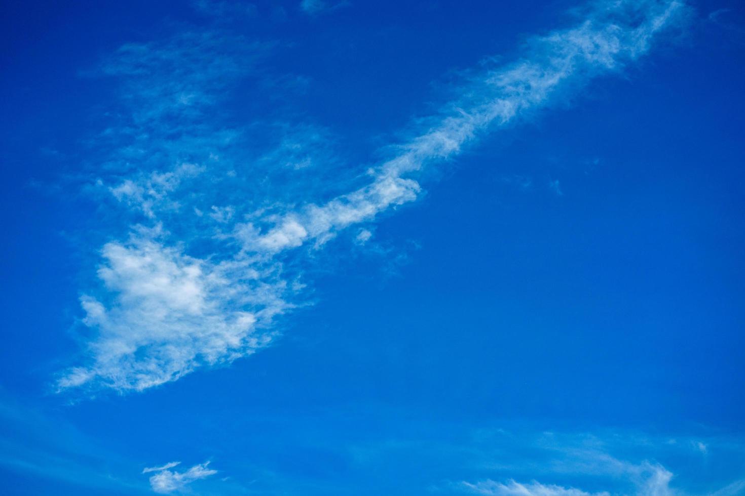 papel de parede de nuvens brancas no céu azul com espaço de cópia para fundo de banner foto