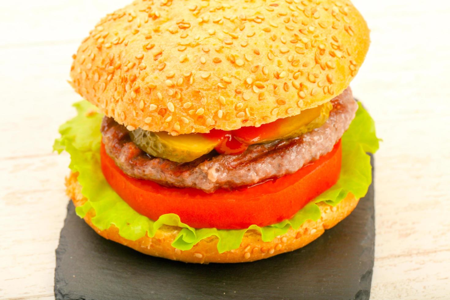 vista de prato de hambúrguer caseiro foto