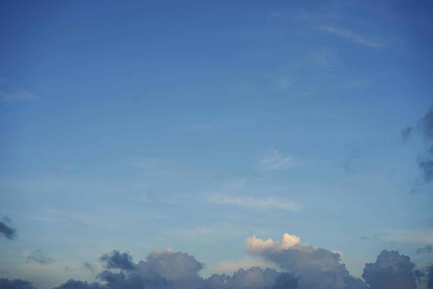 o vazio e a liberdade do céu azul e nuvens com espaço de cópia para fundo de banner ou papel de parede foto