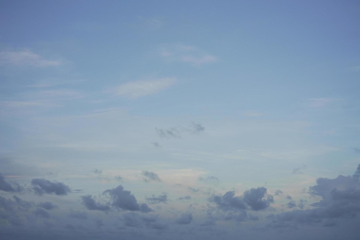 nuvens suaves e céu azul com espaço de cópia para fundo de banner ou papel de parede foto