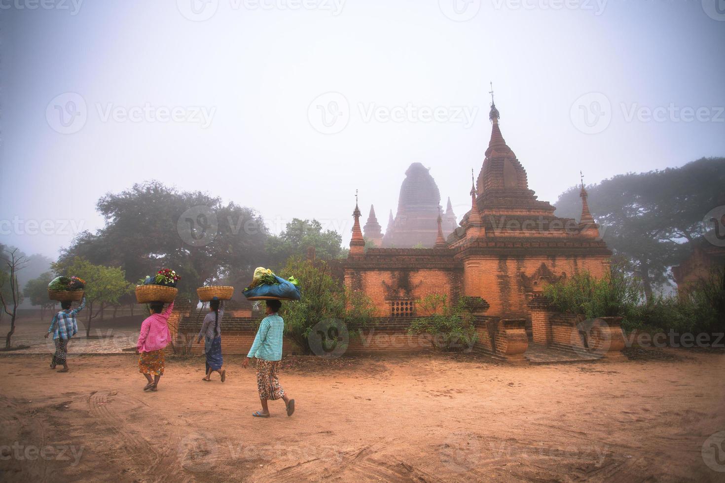 estilo de vida da população local com os antigos pagodes em old bagan, uma cidade antiga localizada na região de mandalay de mianmar foto