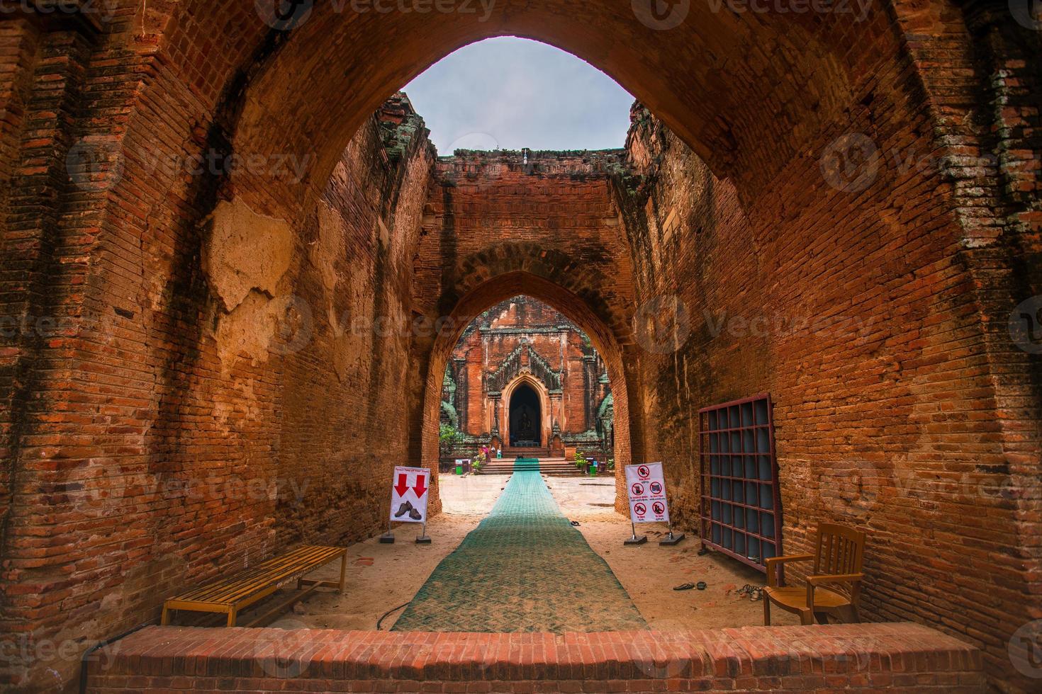 templo dhammayangyi, o maior e mais amplo templo budista em bagan, região de mandalay, mianmar foto