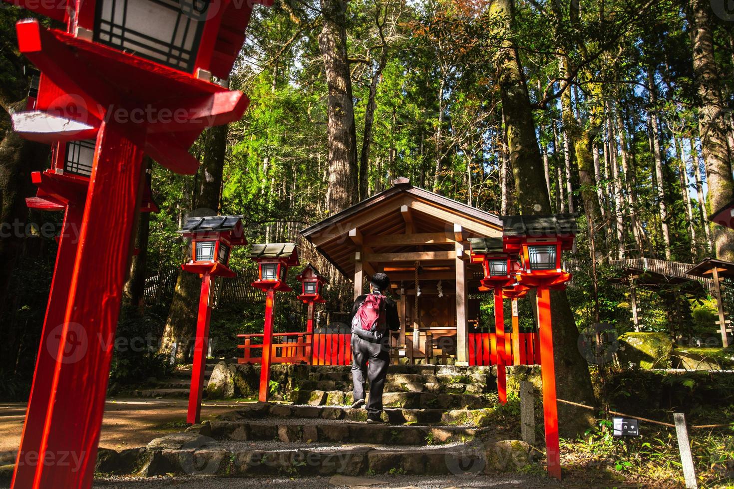 kurama, prefeitura de kyoto, kansai, japão - 21 de novembro de 2019 - turistas visitam o santuário kibune yuinoyashiro no monte kurama foto